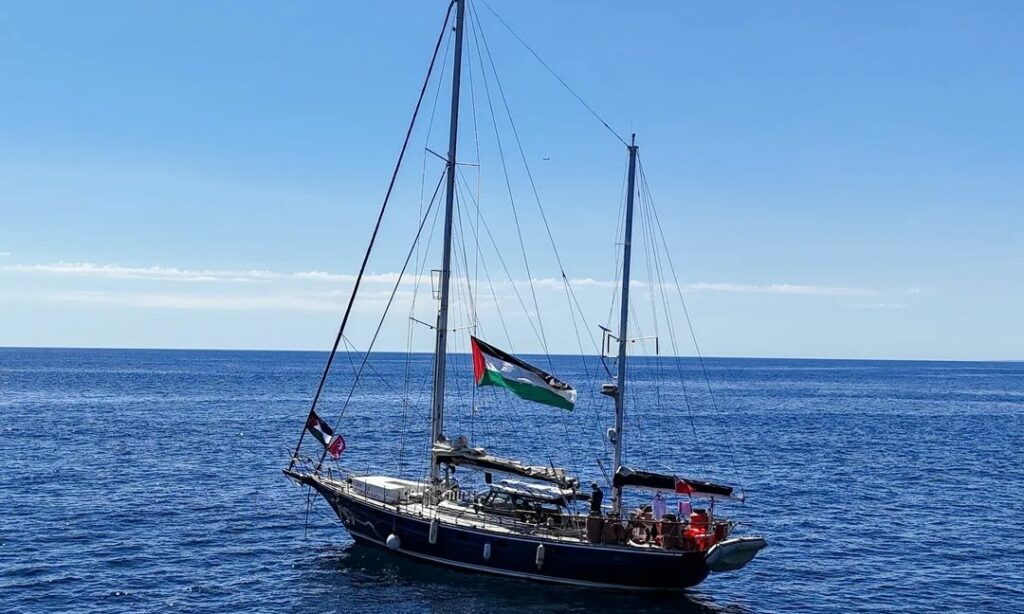 Το ιστιοφόρο του Στόλου της Ελευθερίας, που μεταφέρει ανθρωπιστική βοήθεια στη Λωρίδα της Γάζας, σταμάτησε να εκπέμπει στίγμα, λίγες ώρες πριν εισέλθει στα παλαιστινιακά χωρικά ύδατα