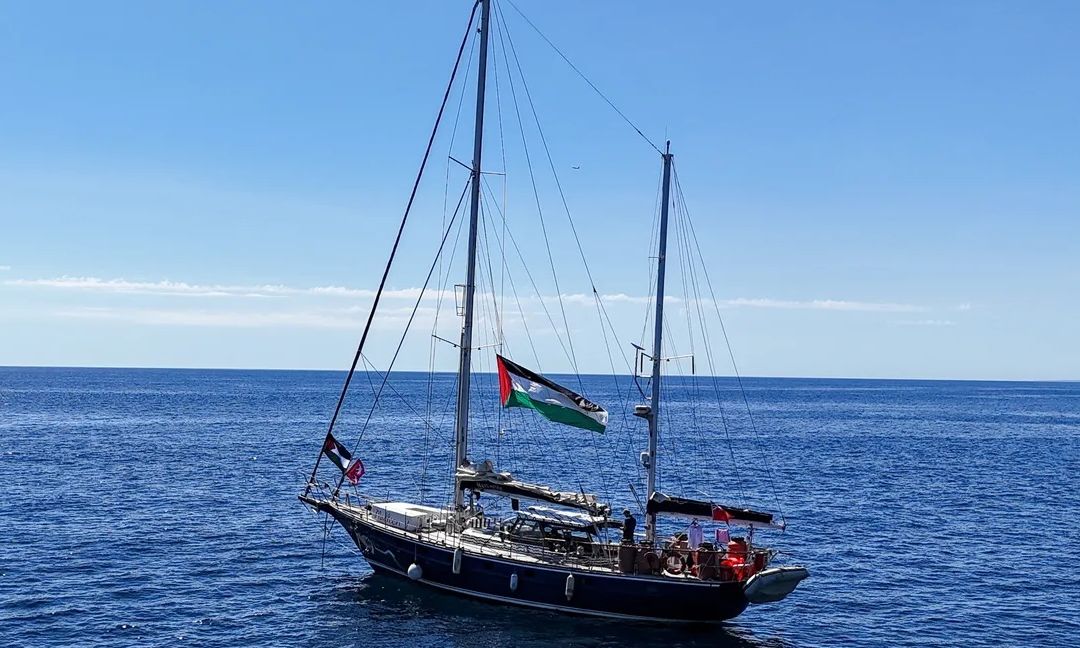 Το ιστιοφόρο του Στόλου της Ελευθερίας, που μεταφέρει ανθρωπιστική βοήθεια στη Λωρίδα της Γάζας, σταμάτησε να εκπέμπει στίγμα, λίγες ώρες πριν εισέλθει στα παλαιστινιακά χωρικά ύδατα