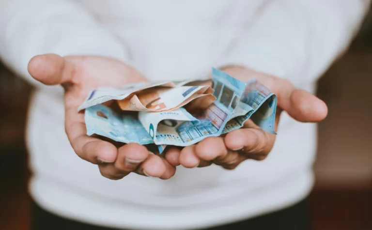 Όλα τα επιδόματα σε ένα μητρώο: Τι σημαίνει για τους πολίτες και την κοινωνική πολιτική