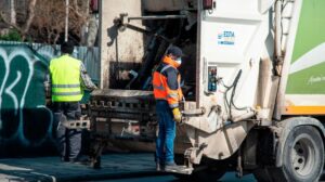 Κυψέλη: Απορριμματοφόρο μάζευε σκουπίδια και οι επιβάτες ΙΧ βγήκαν και χτύπησαν τον υπάλληλο