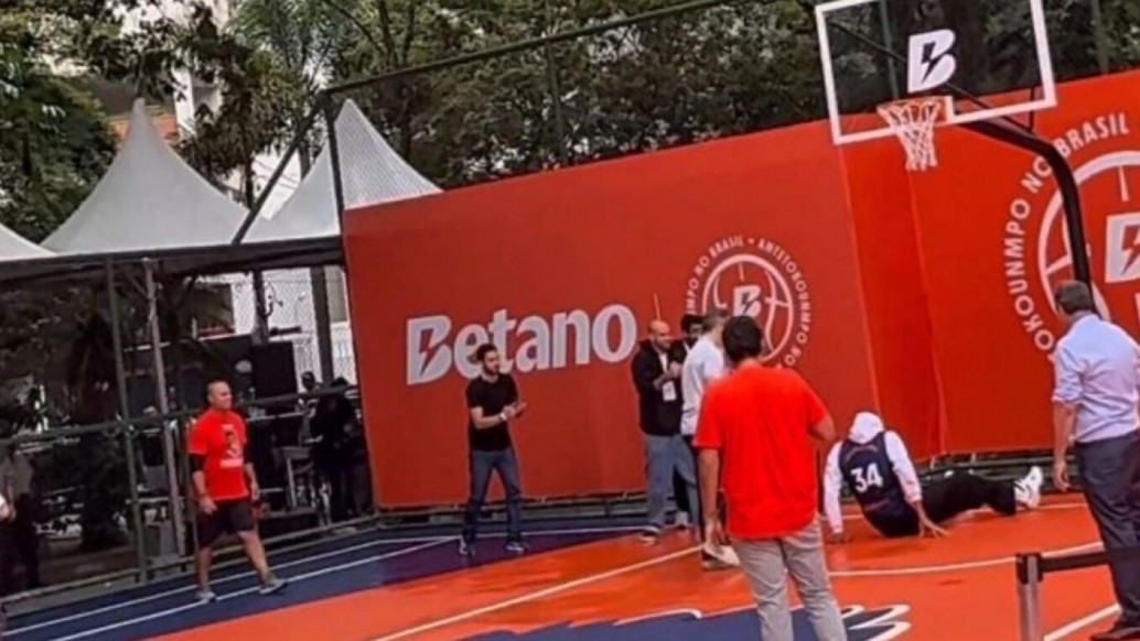 Αντετοκούνμπο: Τρομερή... τούμπα σε προσπάθεια να καρφώσει σε ανοικτό γήπεδο στη Βραζιλία
