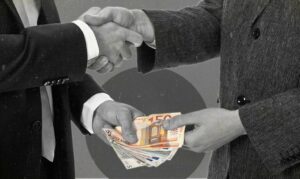 Δύο πολύ γνωστοί παράγοντες της επιχειρηματικής ζωής που σχετίζονται και με τον ευρύτερο δημόσιο τομέα, στο κάδρο των Αρχών, για μίζες, νταραβέρια, επιστροφές από προμήθειες και αναθέσεις, εκτεταμένη φοροδιαφυγή και ξέπλυμα!