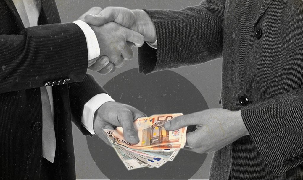 Δύο πολύ γνωστοί παράγοντες της επιχειρηματικής ζωής που σχετίζονται και με τον ευρύτερο δημόσιο τομέα, στο κάδρο των Αρχών, για μίζες, νταραβέρια, επιστροφές από προμήθειες και αναθέσεις, εκτεταμένη φοροδιαφυγή και ξέπλυμα!