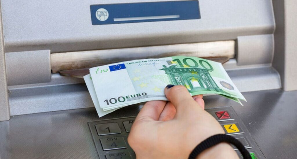 ΟΠΕΚΑ: Ποιοι δικαιούνται επίδομα έως 3.500 ευρώ