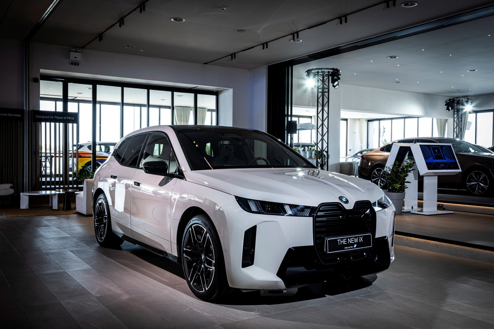 The BMW Oikos: Καινοτομία και πολυτέλεια με φόντο την Αθηναϊκή Ριβιέρα
