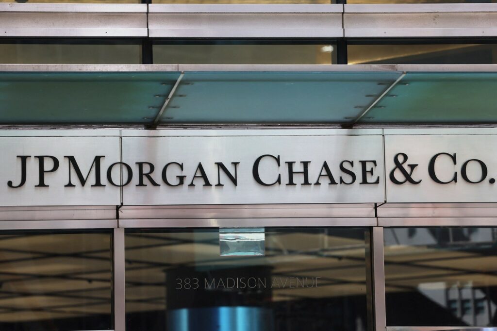 JP Morgan: Θετικό το κλίμα για την Ελλάδα – Οι μετοχές ενισχύονται με φόντο την Ευρώπη