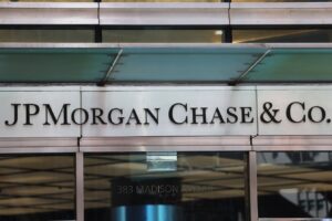 JP Morgan: Θετικό το κλίμα για την Ελλάδα – Οι μετοχές ενισχύονται με φόντο την Ευρώπη