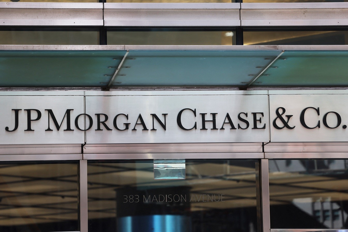 JP Morgan: Θετικό το κλίμα για την Ελλάδα – Οι μετοχές ενισχύονται με φόντο την Ευρώπη