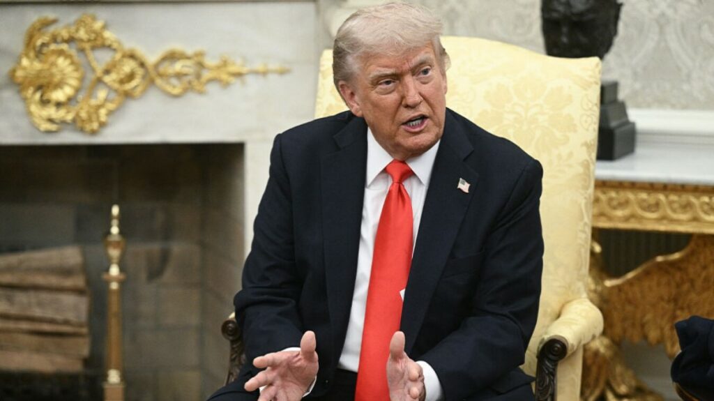 Τραμπ: Θα ορίσω μονομερείς δασμούς σε δύο εβδομάδες – Ετοιμάζει επιστολές προς δεκάδες οικονομίες