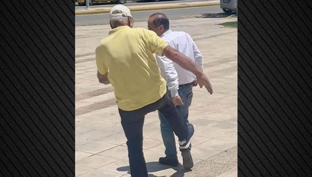 Απίστευτο περιστατικό έξω από το δημαρχείο Ραφήνας - Πρώην δήμαρχος επιτέθηκε με κλωτσιές στον Ευάγγελο Μπουρνού