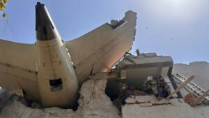 Χάος στην Ινδία μετά τη συντριβή του αεροσκάφους: Έπεσε σε ξενώνα γιατρών - Εξέπεμψε «mayday» αμέσως μετά την απογείωση