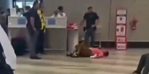 Έντονη σκηνή σε αεροδρόμιο: Γυναίκα χτυπιόταν στο πάτωμα για υπέρβαρη αποσκευή
