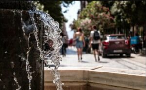 Καιρός: Επιμένουν η ζέστη και τα μελτέμια - Υψηλός κίνδυνος πυρκαγιάς σε 8 περιοχές