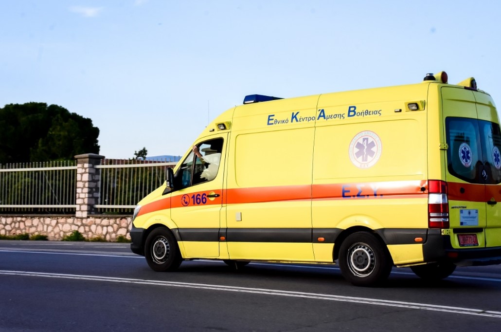 Βόλος: Νεκρός 90χρονος σε τροχαίο - Ήταν συνοδηγός του ΙΧ που οδηγούσε η 80χρονη σύζυγός του και έπεσε σε τοιχίο