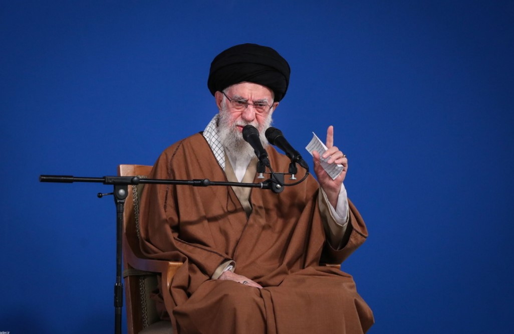 Iran International: Ο Χαμενεΐ κρύβεται σε υπόγειο καταφύγιο στα βόρεια της Τεχεράνης