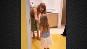 Τέιλορ Σουίφτ: Επισκέφτηκε παιδιατρικό νοσοκομείο στη Φλόριντα και συγκίνησε μικρούς και μεγάλους