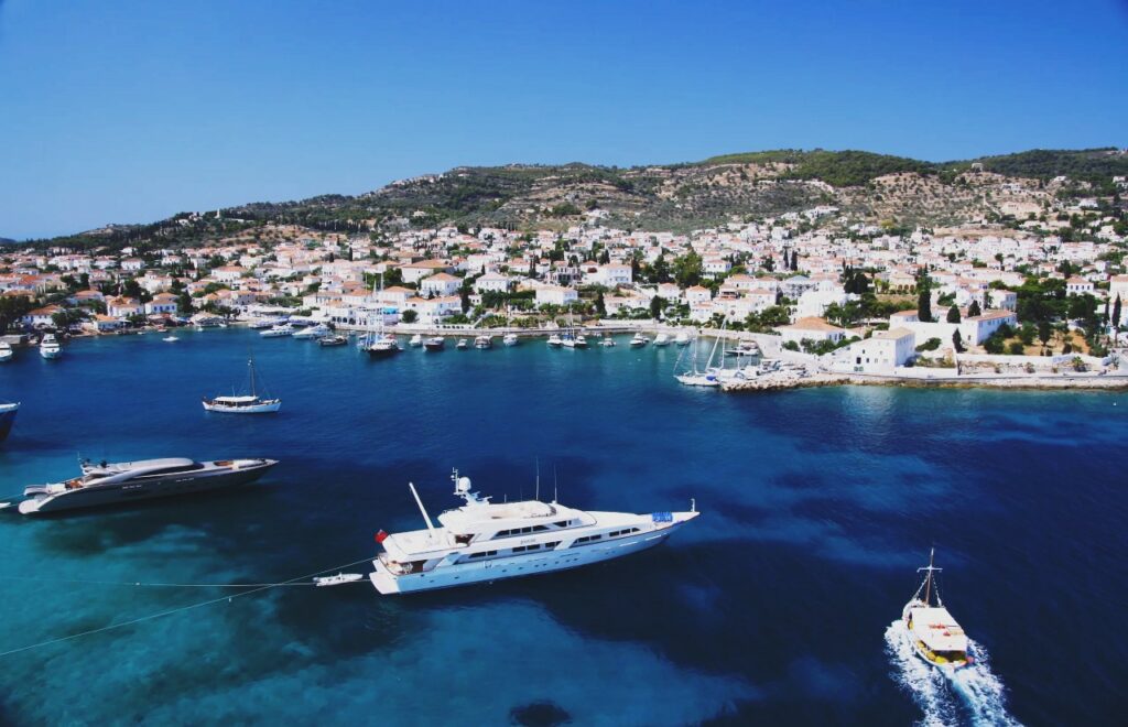Το λιμάνι των Σπετσών, η διαπλοκή, τα λαδώματα, οι εφοπλιστές με λαθραία πετρέλαια, οι απατεώνες και η πλήρης κατάργηση της νομιμότητας