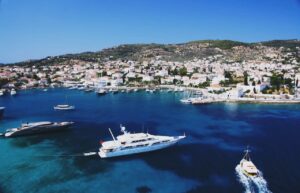 Το λιμάνι των Σπετσών, η διαπλοκή, τα λαδώματα, οι εφοπλιστές με λαθραία πετρέλαια, οι απατεώνες και η πλήρης κατάργηση της νομιμότητας