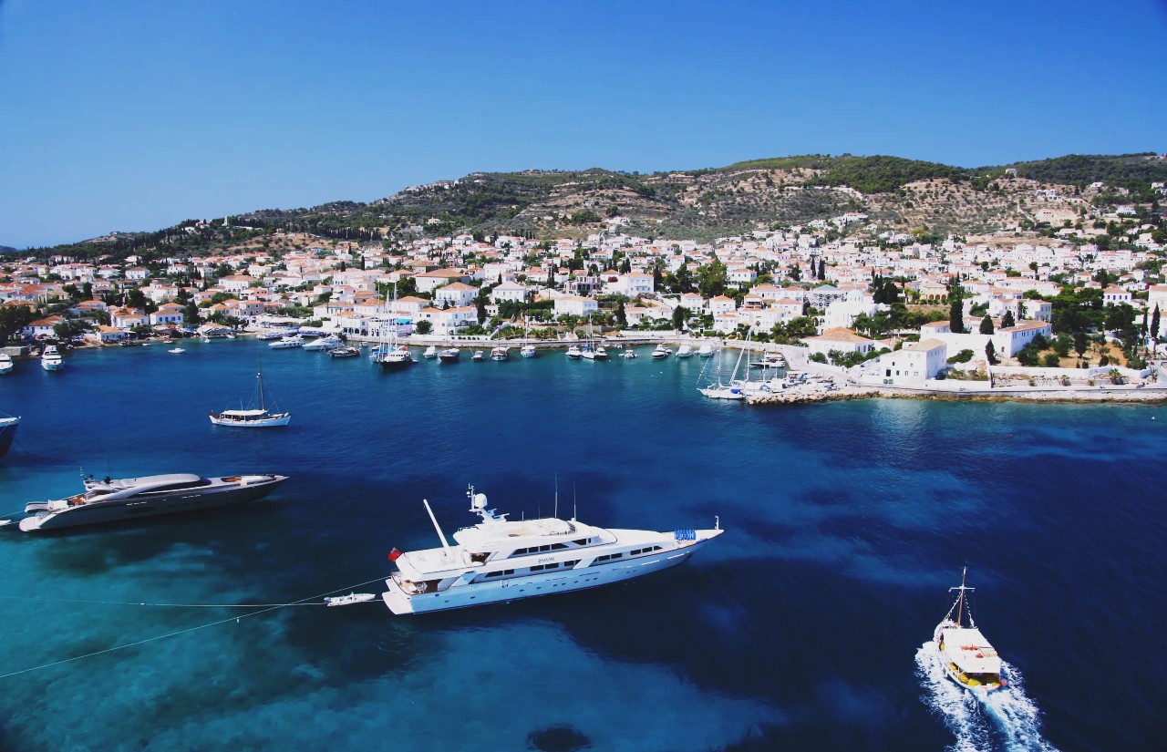 Το λιμάνι των Σπετσών, η διαπλοκή, τα λαδώματα, οι εφοπλιστές με λαθραία πετρέλαια, οι απατεώνες και η πλήρης κατάργηση της νομιμότητας