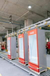 Η Frigoglass παρήγαγε το πρώτο επαγγελματικό ψυγείο από το νέο της εργοστάσιο στην Αίγυπτο