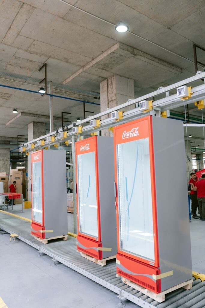 Η Frigoglass παρήγαγε το πρώτο επαγγελματικό ψυγείο από το νέο της εργοστάσιο στην Αίγυπτο