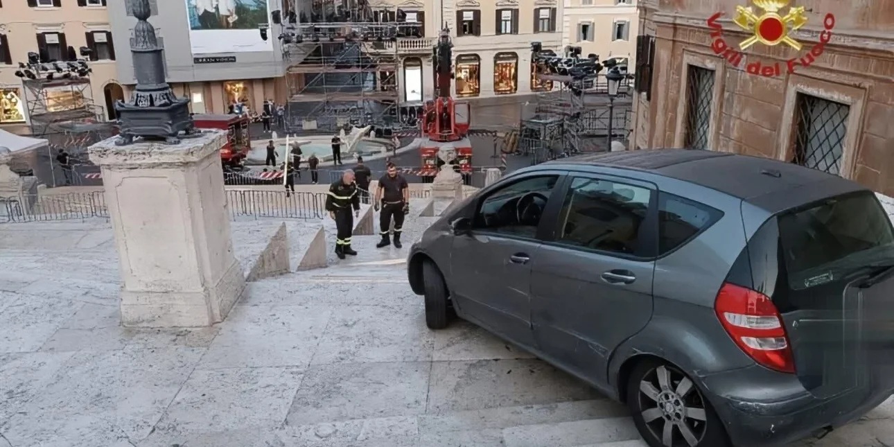 Ιταλία: Αυτοκίνητο κατέληξε στα σκαλοπάτια της Πιάτσα ντι Σπάνια