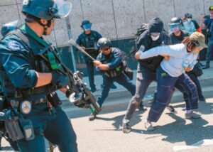ΗΠΑ: Επιστρέφει η ηρεμία στο Λος Άντζελες μετά την άρση στην απαγόρευση κυκλοφορίας