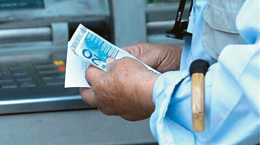 ΕΦΚΑ: Οδηγίες για την επιστροφή των υπερβάλλουσων εισφορών σε εργαζόμενους συνταξιούχους