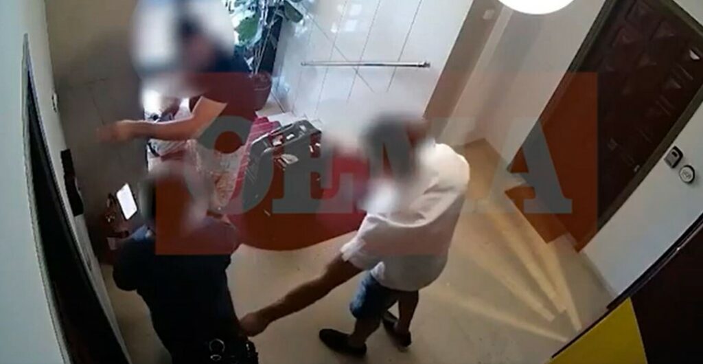 Θησείο: Πορτοφολάδες «ξαφρίζουν» ηλικιωμένη έξω από Airbnb - Βίντεο ντοκουμέντο