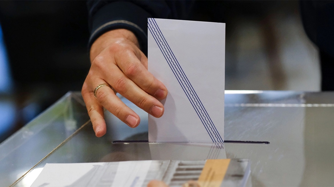 Δημοσκόπηση Real Polls: Πρώτη η ΝΔ με 31,5%, δεύτερο το ΠΑΣΟΚ με 13% και πτώση για την Πλεύση Ελευθερίας