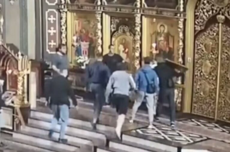 Ουκρανία: Άγρια επεισόδια σε καθεδρικό ναό - Ομάδα 50 ατόμων επιτέθηκε σε ιερείς και πιστούς - ΒΙΝΤΕΟ