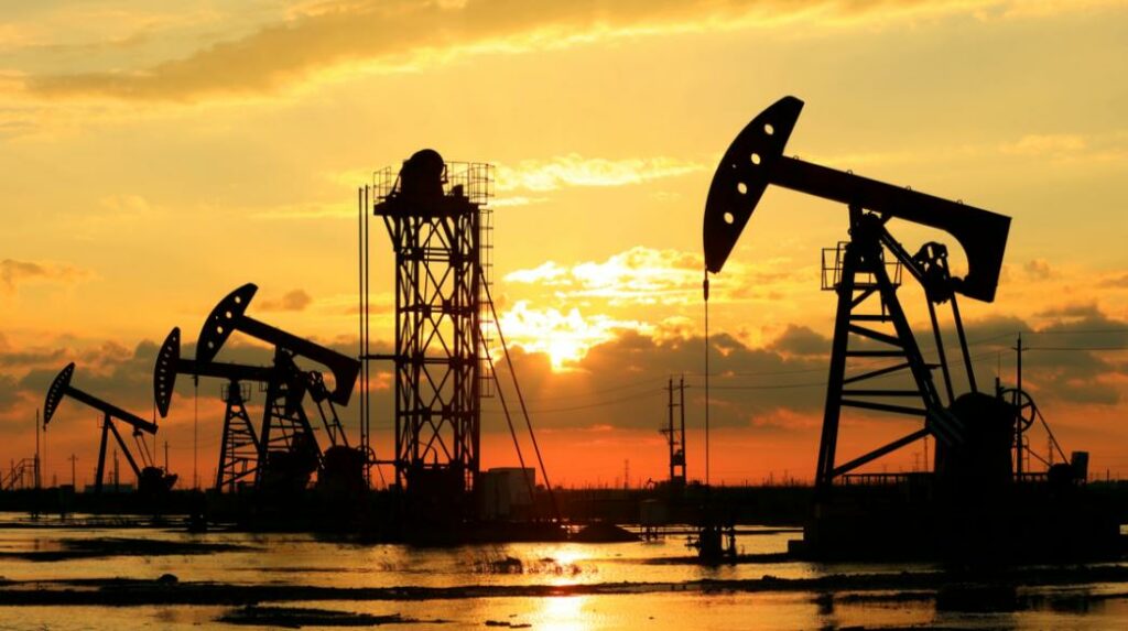 Βουτιά 3% στις τιμές πετρελαίου – Τι προβλέπουν οι ειδικοί