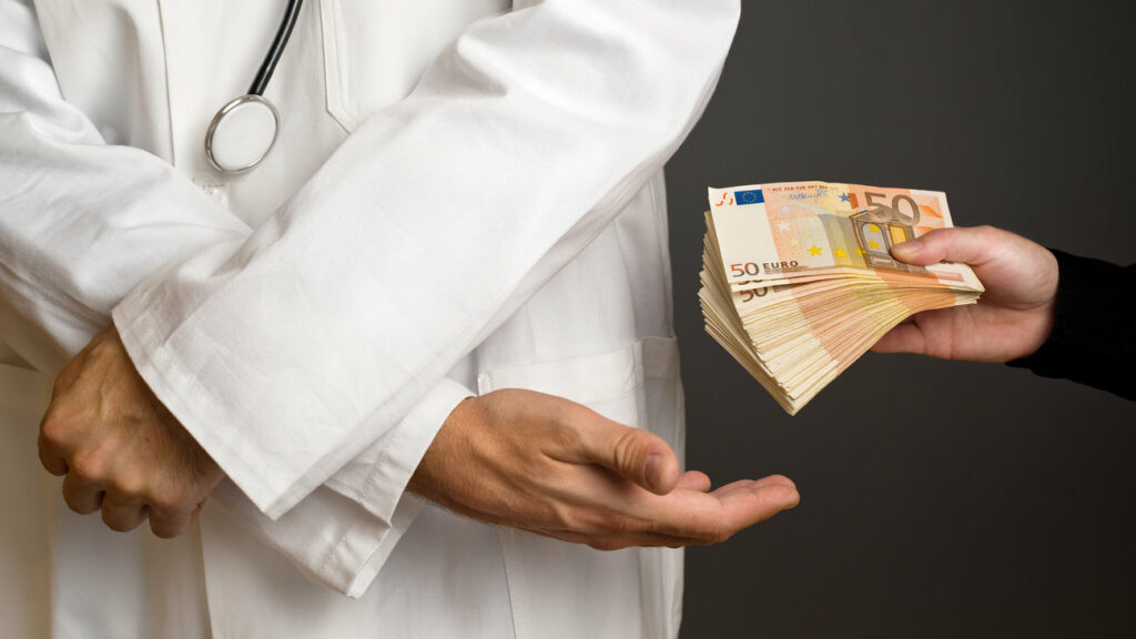 Καρδιοχειρουργός συνελήφθη ενώ έπαιρνε φακελάκι 2.500 ευρώ - Η καταγγελία και το στημένο ραντεβού