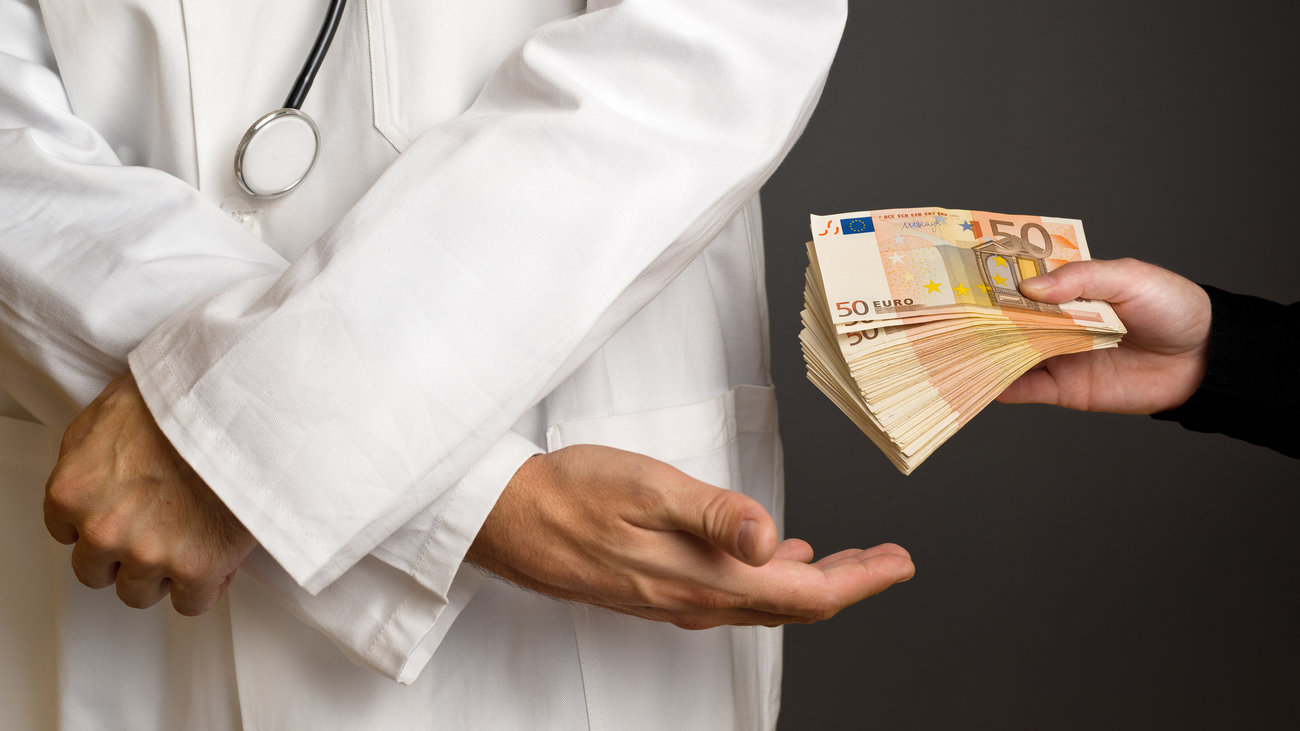 Καρδιοχειρουργός συνελήφθη ενώ έπαιρνε φακελάκι 2.500 ευρώ - Η καταγγελία και το στημένο ραντεβού