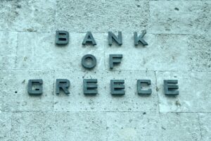 Τα εύσημα, οι προειδοποιήσεις, και οι συστάσεις απο την Τράπεζα της Ελλάδος - Η διατήρηση της αναπτυξιακής δυναμικής της ελληνικής οικονομίας, παρά την αύξηση της διεθνούς αβεβαιότητας, οι δημοσιονομικές επιδόσεις, η μείωση του χρέους, η καταπολέμηση της φοροδιαφυγής, και η βελτίωση του τραπεζικού τομέα
