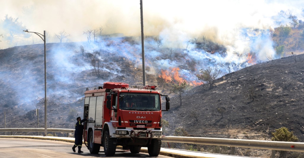 Μαίνονται οι πυρκαγιές στη Χίο - Μήνυμα 112 στην περιοχή Δαφνώνα, στη «μάχη» πάνω από 200 πυροσβέστες