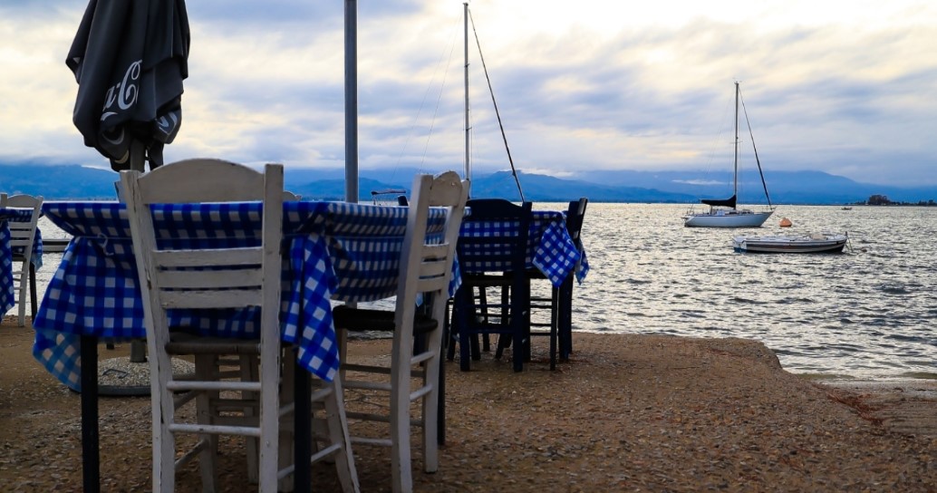 Ελεγκτικό Συνέδριο: Το 50% των καταστημάτων που βγάζουν έξω τραπεζοκαθίσματα δεν έχει άδεια από τους δήμους