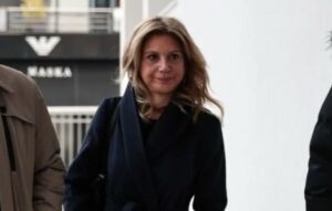 Στην Βουλή η μήνυση Καρυστιανού - Κατηγορεί 14 βουλευτές της ΝΔ για εσχάτη προδοσία