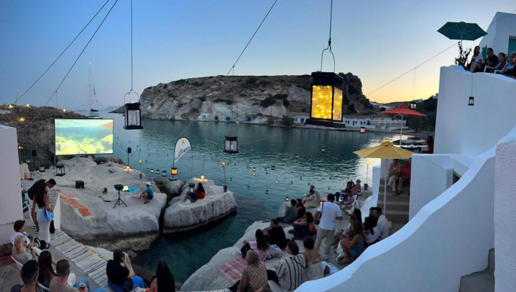 Cine Καλησπερίτης: Αυτό είναι το θερινό σινεμά της Κιμώλου που κάνει τον γύρο του διαδικτύου