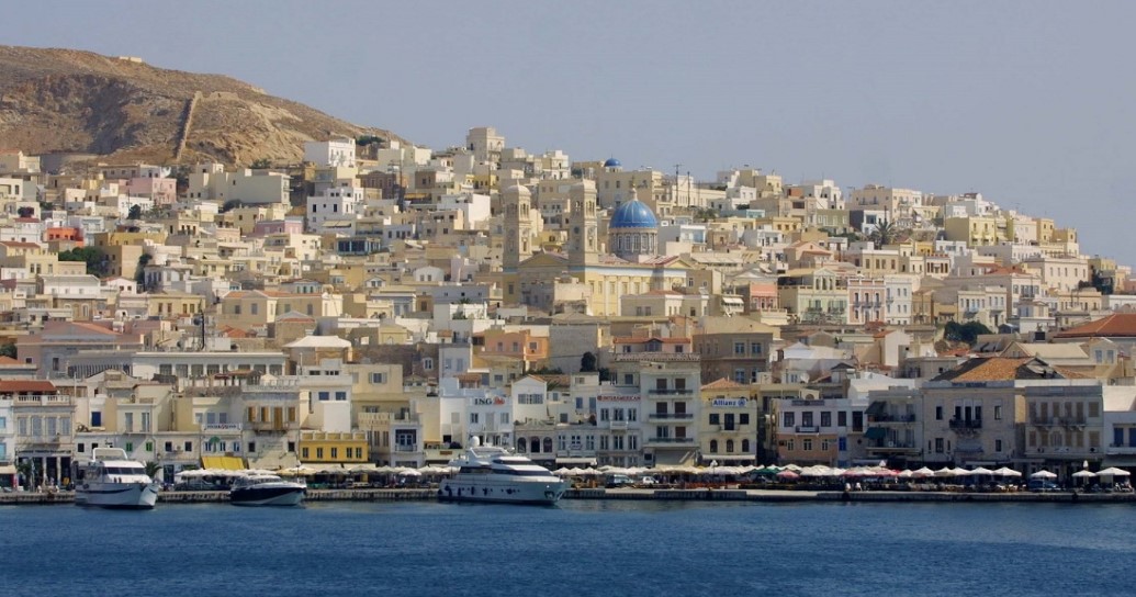Σύρος: Πολίτης ξυλοκόπησε άγρια υπάλληλο των ΚΕΠ