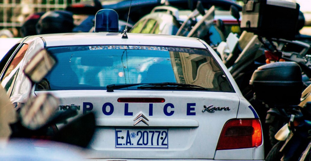 Βύρωνας: Άγριο επεισόδιο σε πολυκατοικία - Γυναίκα τραυμάτισε με κατσαβίδι έναν 35χρονο