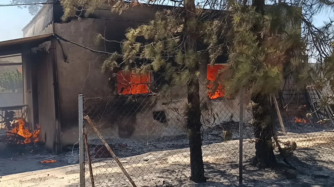 Φωτιά τώρα στην Παλαιά Φώκαια - 112 για εκκενώσεις σε Θυμάρι, Καταφύγι και Χάρακα