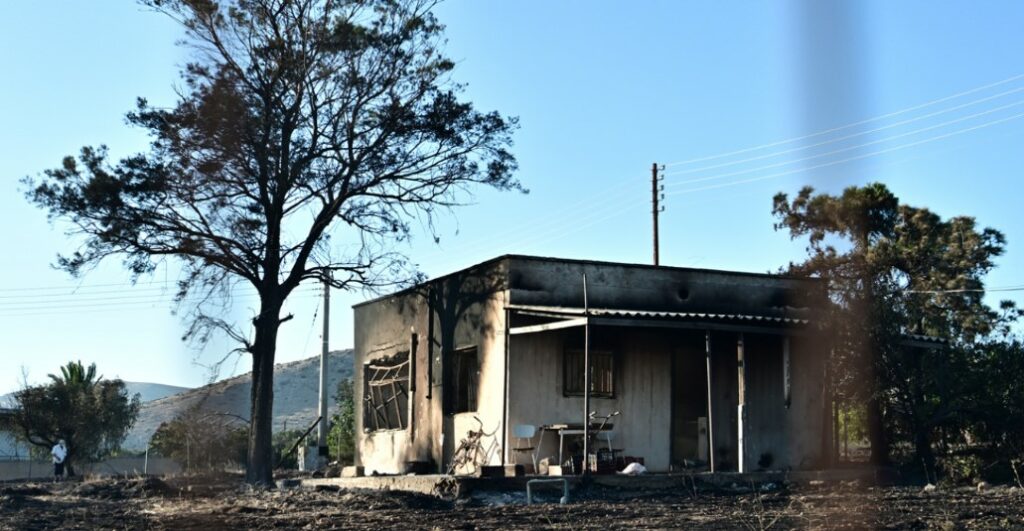 Χωρίς ενεργό μέτωπο η φωτιά στην Παλαιά Φώκαια - Κάηκαν σπίτια στο Θυμάρι
