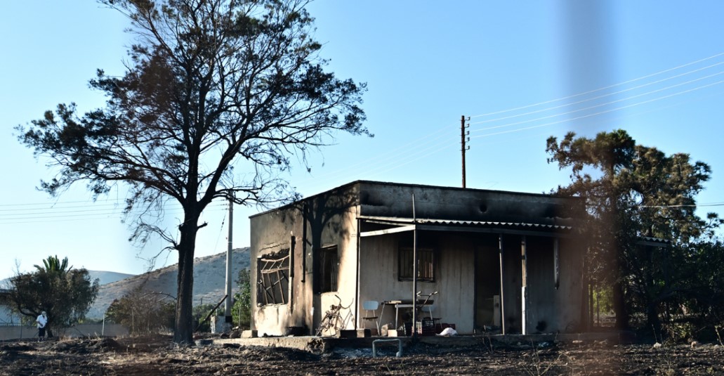 Χωρίς ενεργό μέτωπο η φωτιά στην Παλαιά Φώκαια - Κάηκαν σπίτια στο Θυμάρι