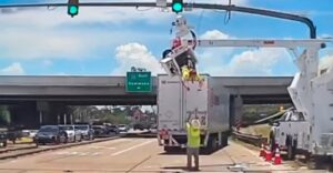 Τρομακτικό ατύχημα στη Λουϊζιάνα: Εργάτης έμεινε στον… αέρα μετά από σύγκρουση γερανού με νταλίκα