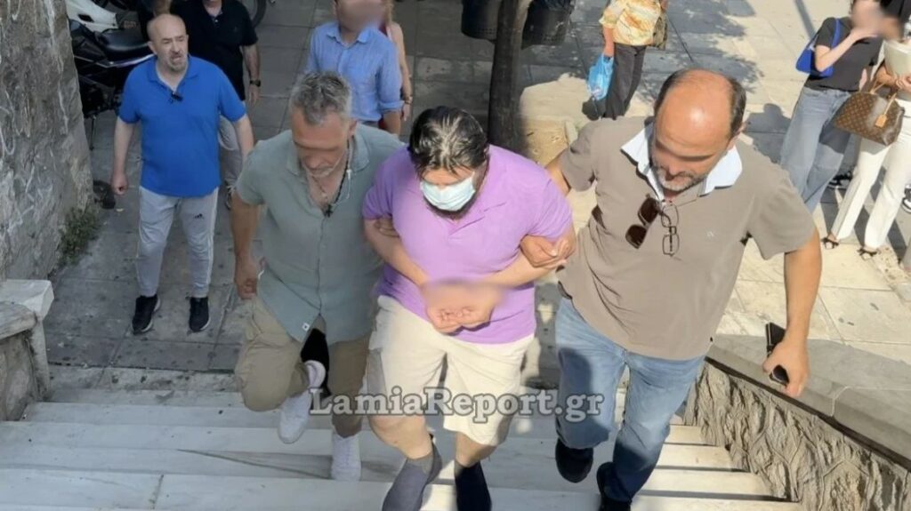 Λαμία: Αποδοκίμασαν τον δολοφόνο του 59χρονου ιδιοκτήτη καφετέριας στα δικαστήρια-«Να καείς ζωντανός στο φούρνο στη Ριτσώνα»