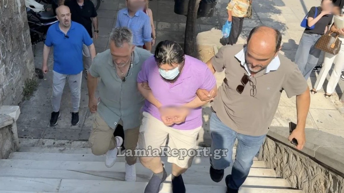 Λαμία: Αποδοκίμασαν τον δολοφόνο του 59χρονου ιδιοκτήτη καφετέριας στα δικαστήρια-«Να καείς ζωντανός στο φούρνο στη Ριτσώνα»