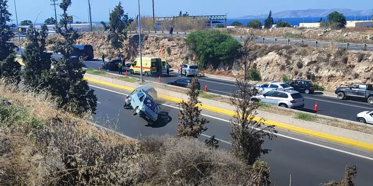 Τροχαίο στον ΒΟΑΚ έξω από το Ηράκλειο από οδηγούς που χάζευαν άλλο τροχαίο - Βίντεο