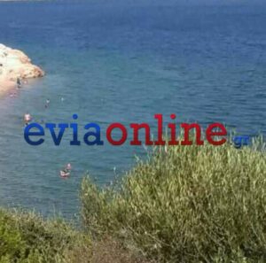 Αλιβέρι: Αστυνομικός έσωσε μητέρα και παιδί που παρασύρθηκαν από τους ανέμους πάνω σε στρώμα θαλάσσης