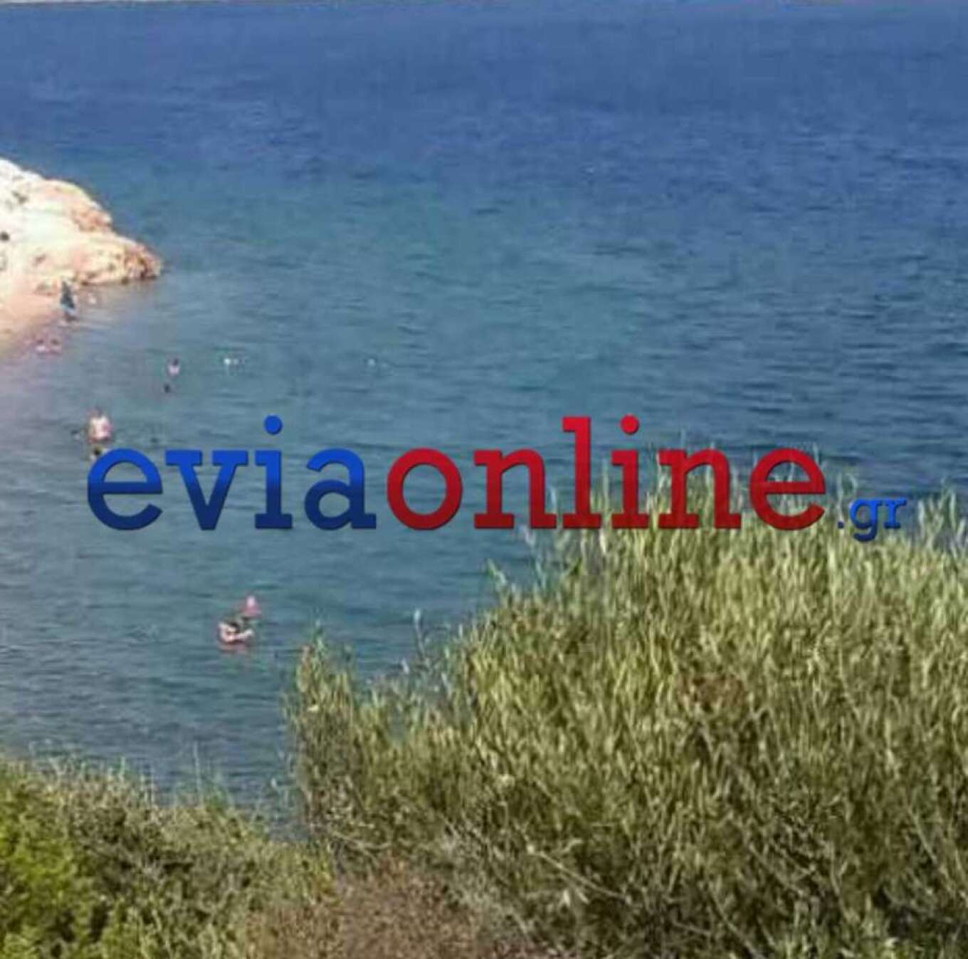 Αλιβέρι: Αστυνομικός έσωσε μητέρα και παιδί που παρασύρθηκαν από τους ανέμους πάνω σε στρώμα θαλάσσης